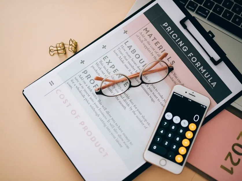 Calcul du prix de vente d’un produit, calculatrice et carnet de notes